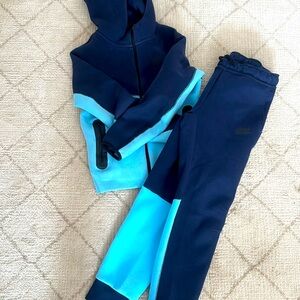 Boys Size Medium Nike Tech sweatshirt and matching pants